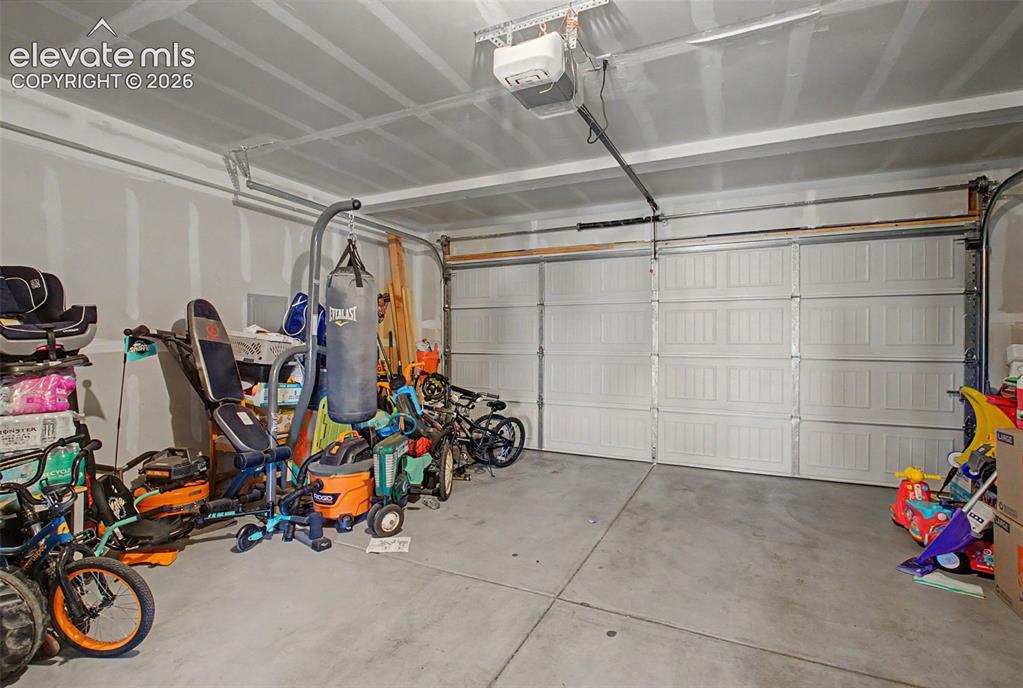 Image 29 of 34: Garage
