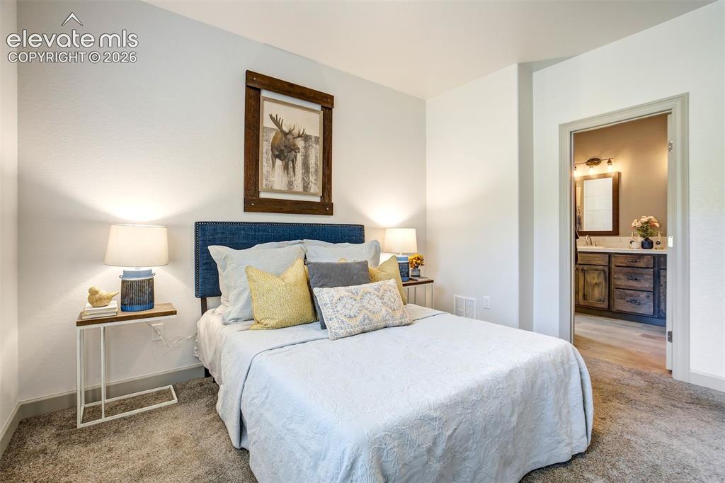 Image 16 of 31: Bedroom