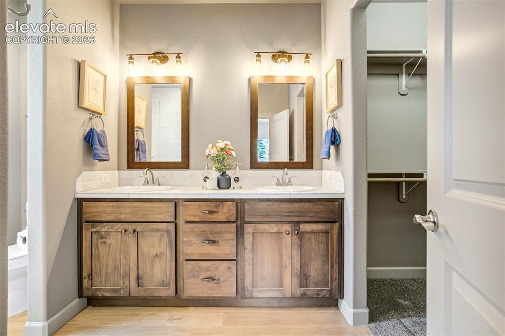 Image 17 of 31: Bathroom