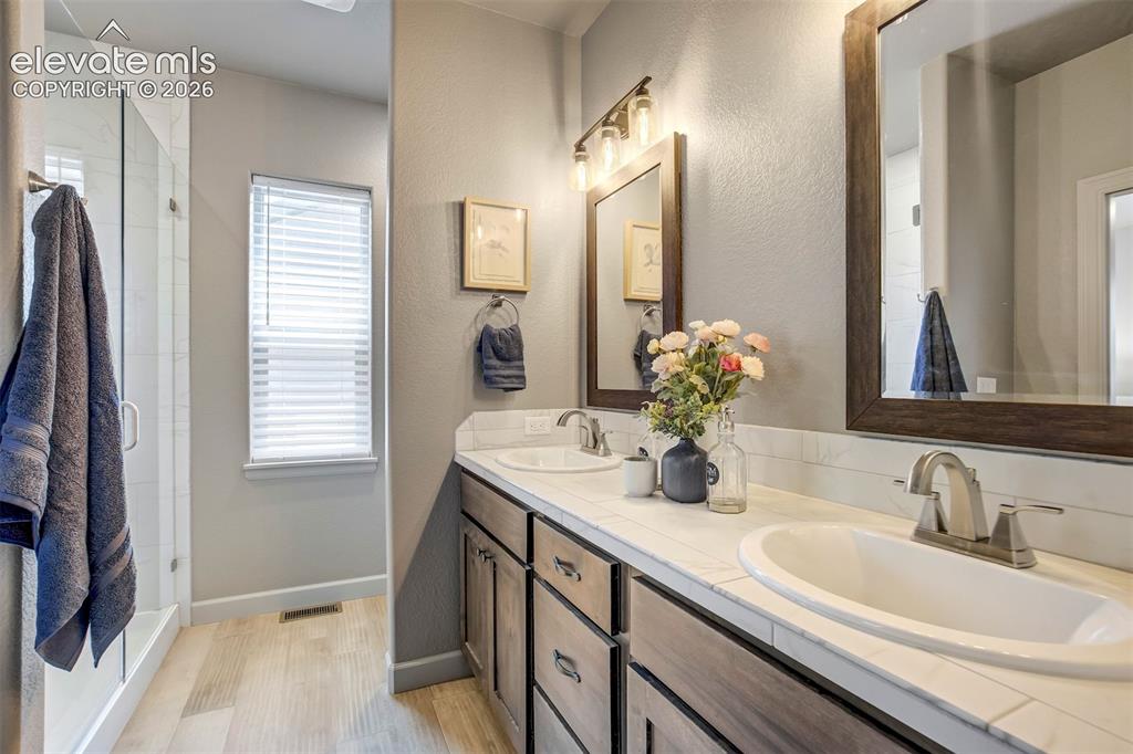 Image 18 of 31: Bathroom