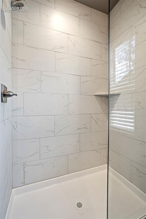 Image 19 of 31: Bathroom