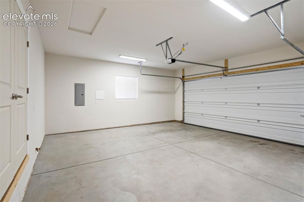 Image 26 of 31: Garage