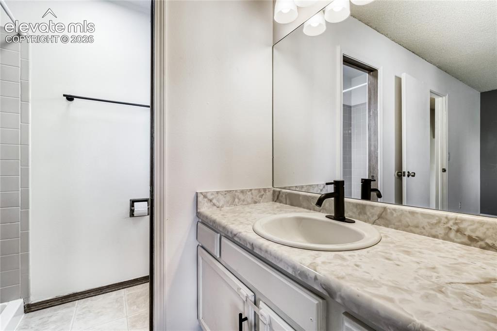 Image 18 of 30: Primary bathroom