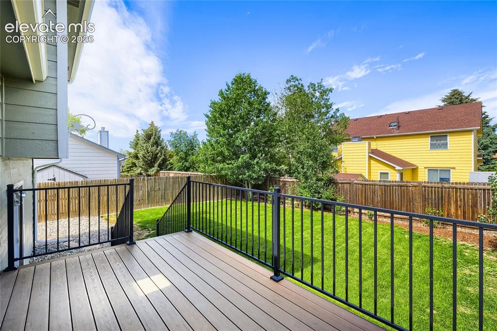 Image 25 of 30: Composite decking. Making pleasant mornings and evenings.