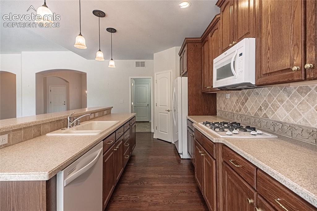 Image 10 of 50: Kitchen