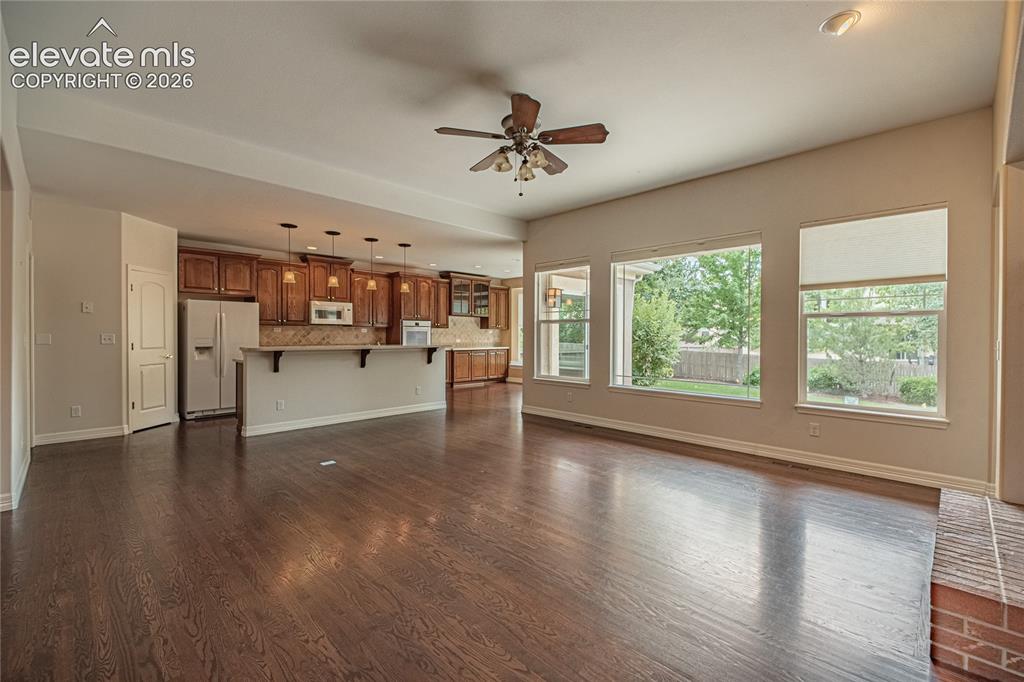 Image 8 of 50: Living Room