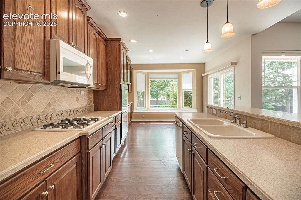 Image 9 of 50: Kitchen