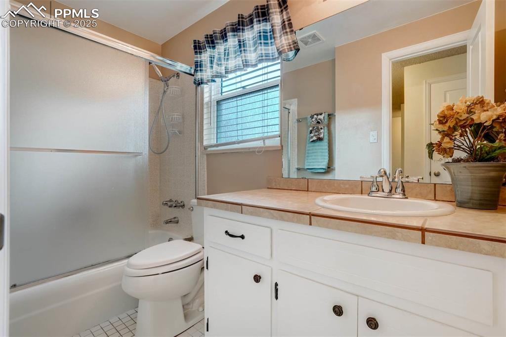 Image 44 of 50: Bathroom
