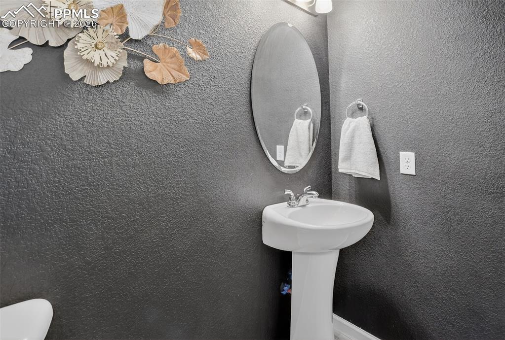 Image 15 of 33: Bathroom