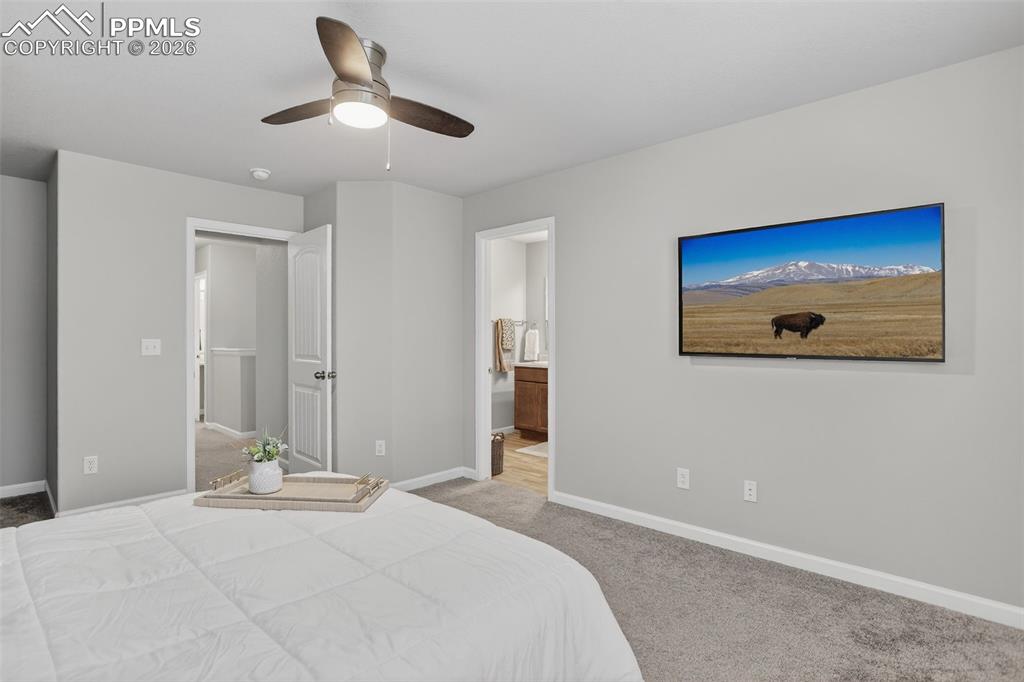 Image 19 of 33: Bedroom