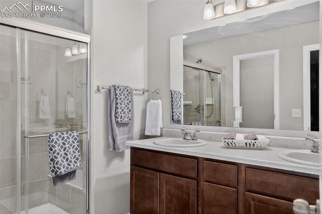 Image 20 of 33: Bathroom