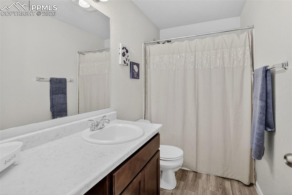 Image 22 of 33: Bathroom