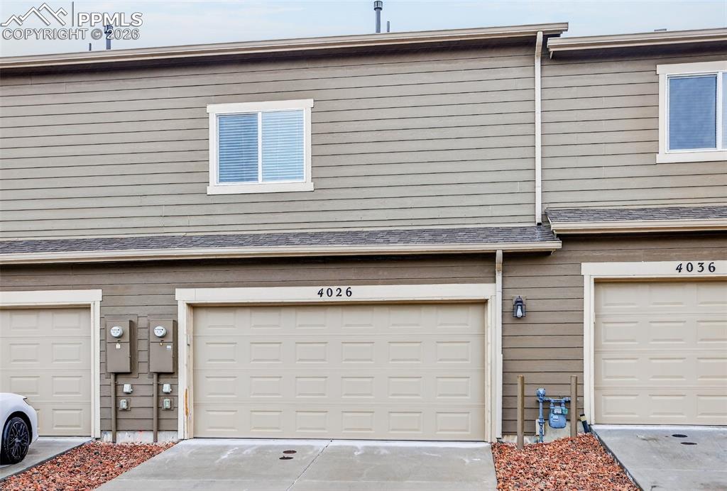 Image 28 of 33: Garage