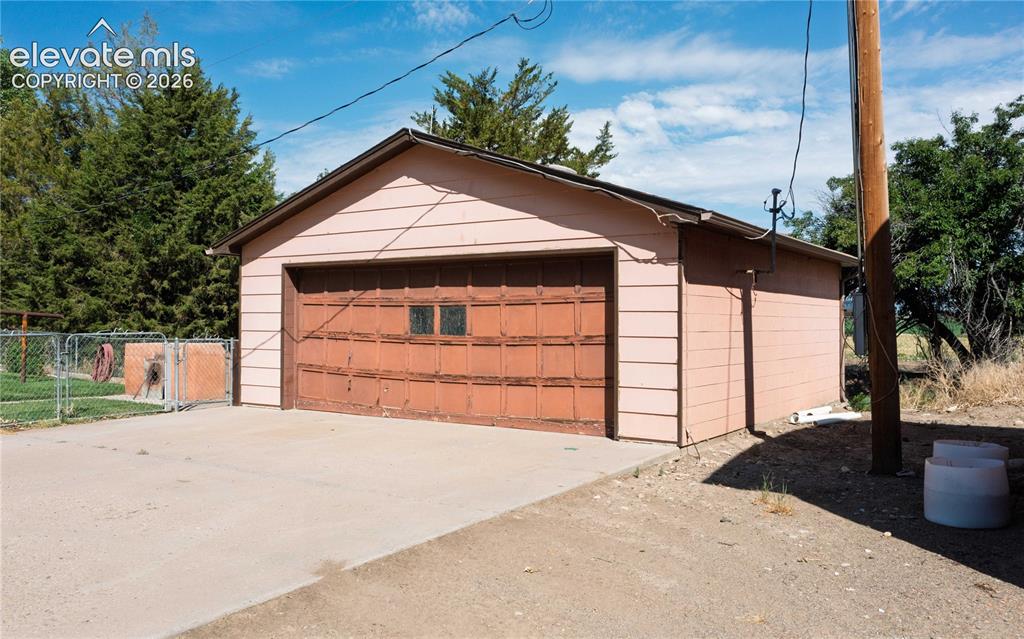 Image 14 of 34: Garage