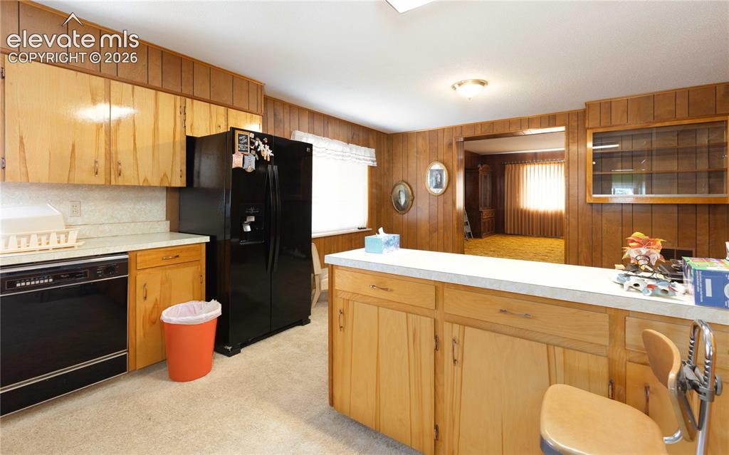 Image 19 of 34: Kitchen