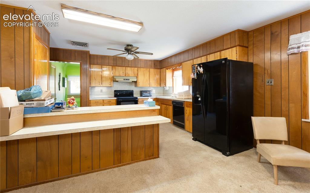 Image 20 of 34: Kitchen