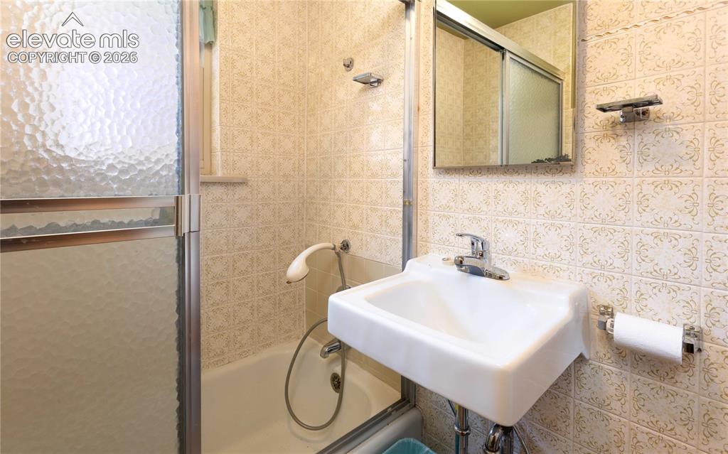 Image 32 of 34: Bathroom