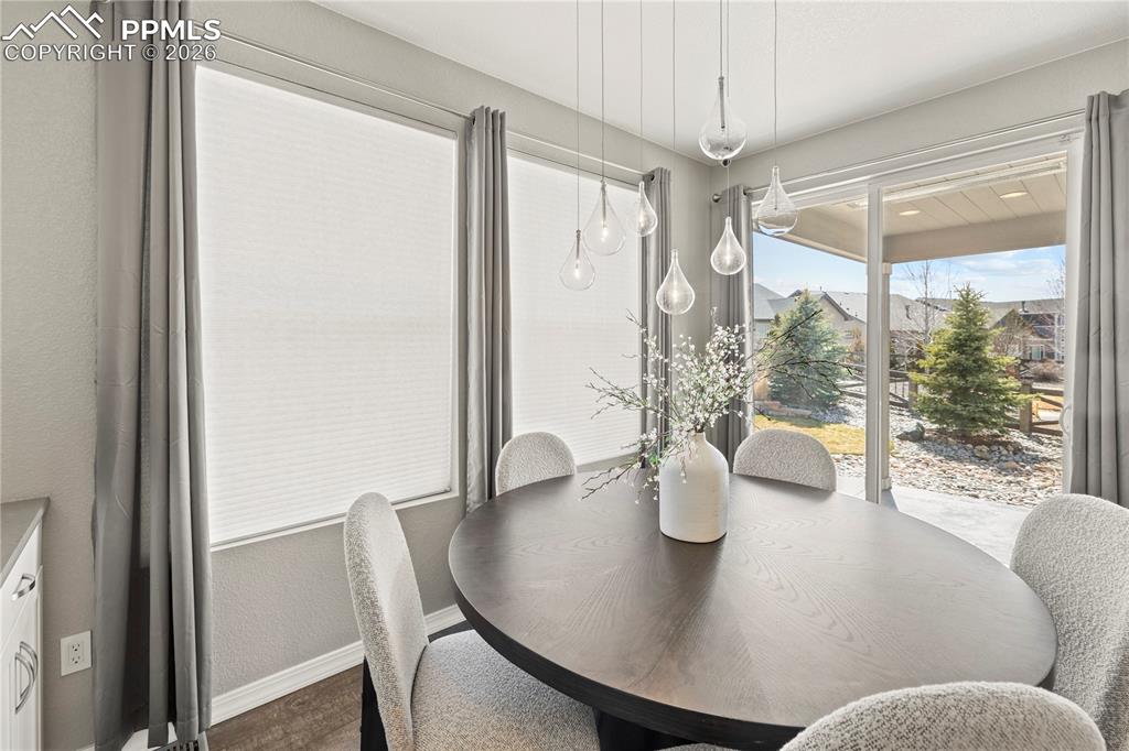 Image 11 of 50: Dining Area