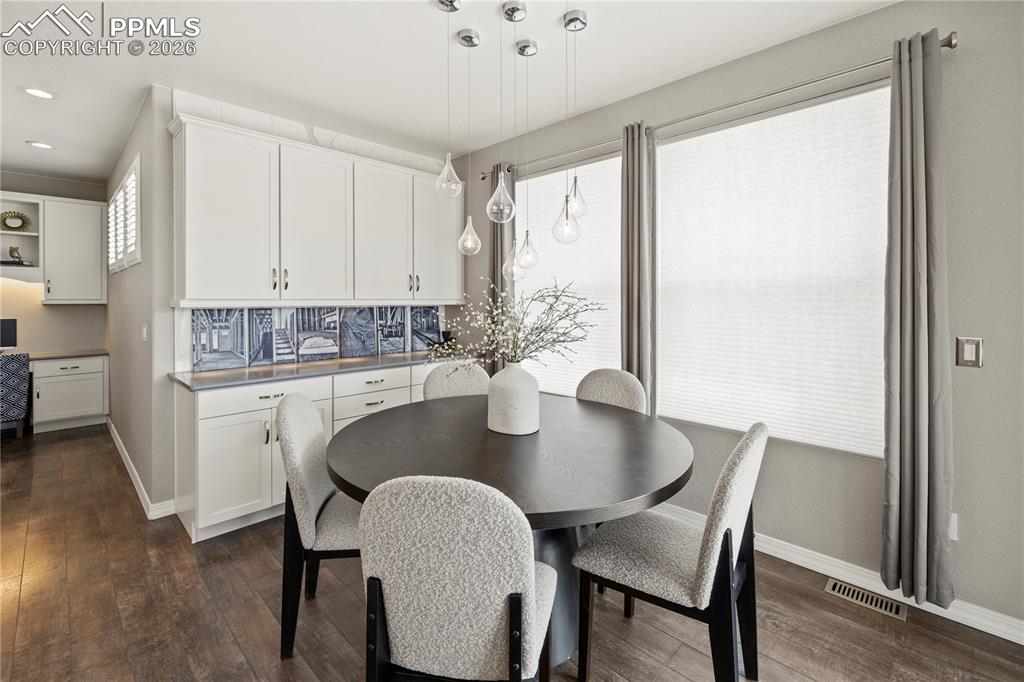 Image 14 of 50: Dining Area