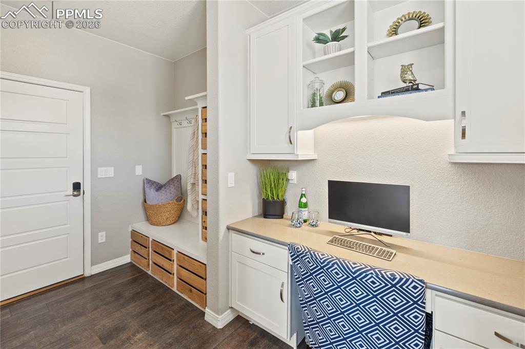 Image 15 of 50: Office