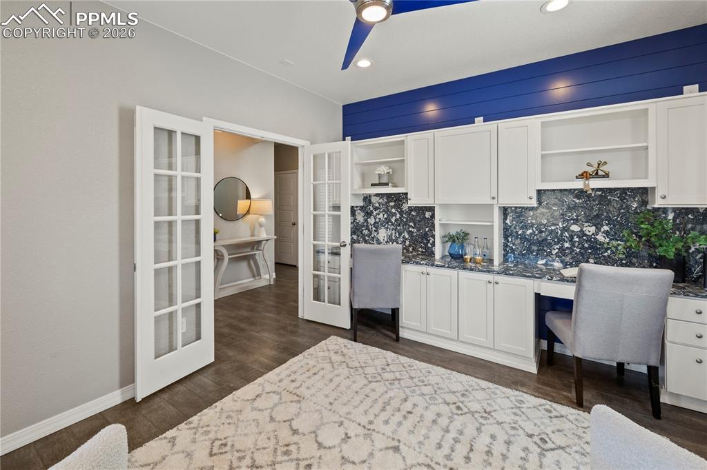 Image 17 of 50: Office