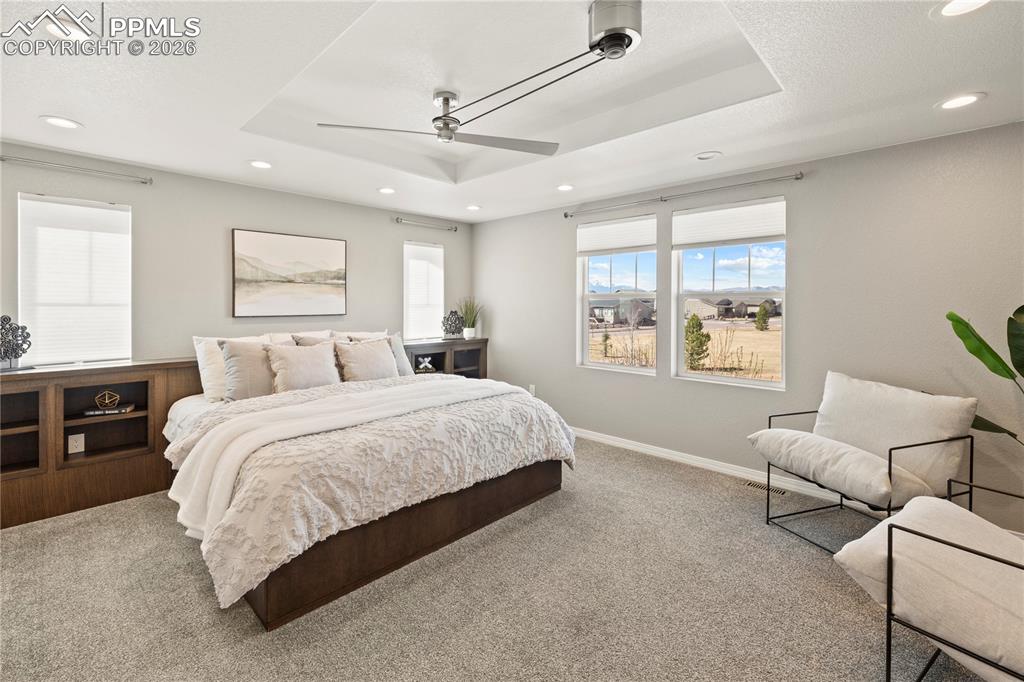 Image 21 of 50: Bedroom