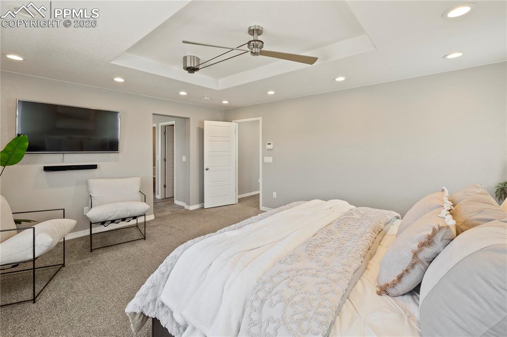 Image 23 of 50: Bedroom