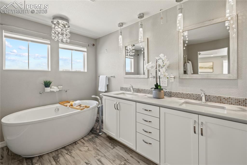 Image 24 of 50: Bathroom