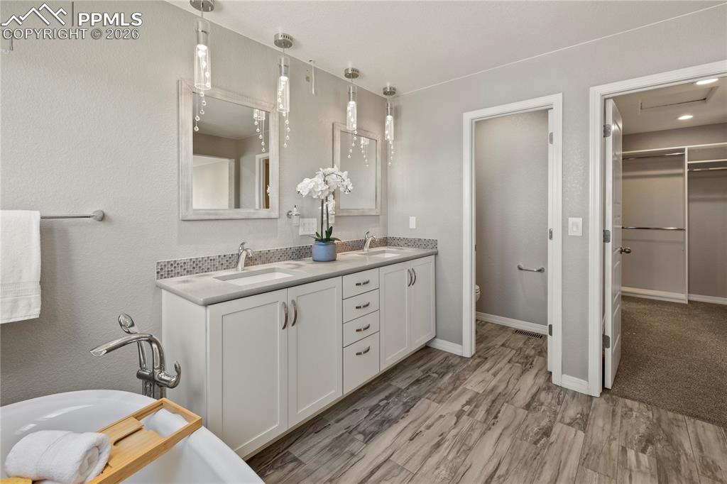 Image 26 of 50: Bathroom