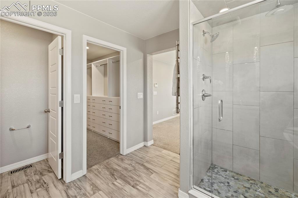 Image 27 of 50: Bathroom