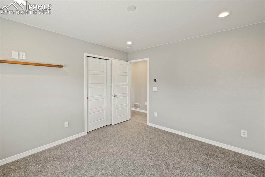 Image 32 of 50: Bedroom