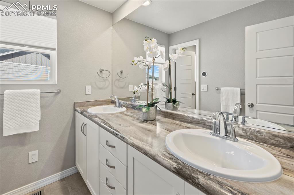 Image 35 of 50: Bathroom