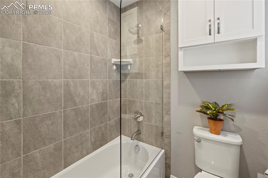 Image 36 of 50: Bathroom