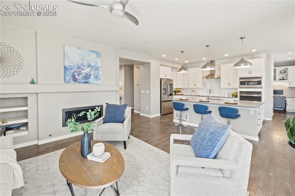 Image 5 of 50: Living Room