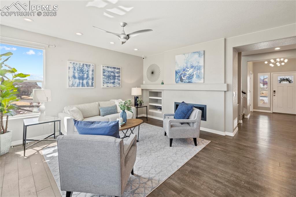 Image 6 of 50: Living Room