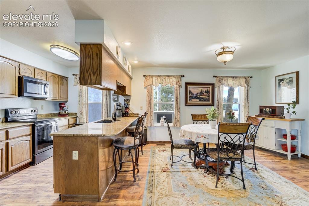 Image 15 of 50: Beautiful granite countertops.