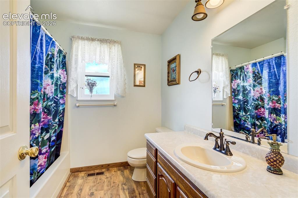 Image 18 of 50: Main level secondary full bath.