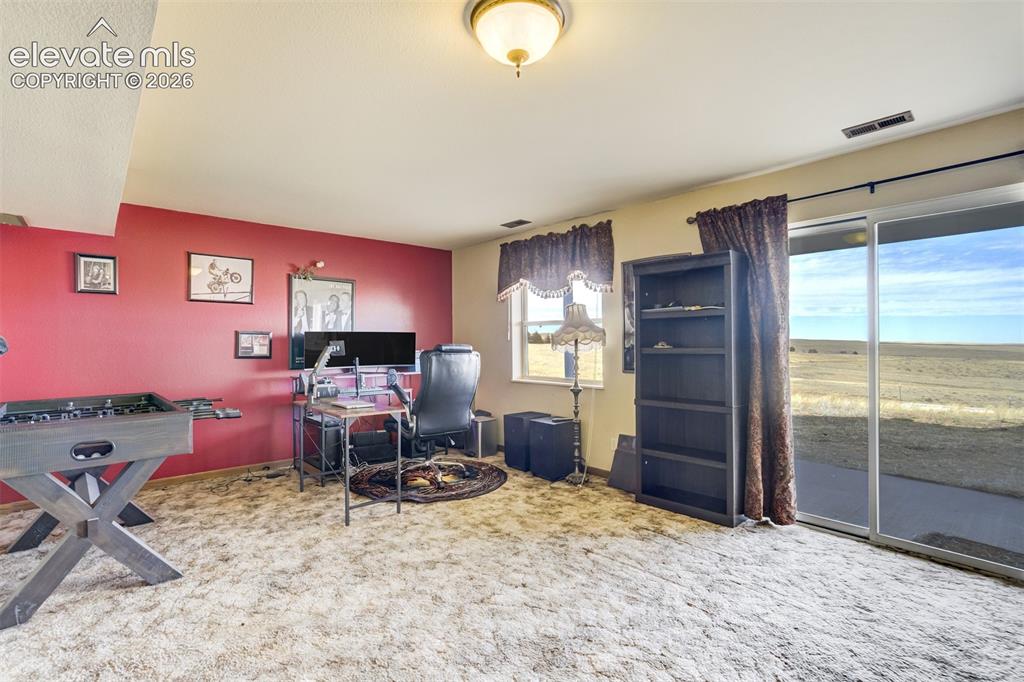 Image 22 of 50: Large family room.