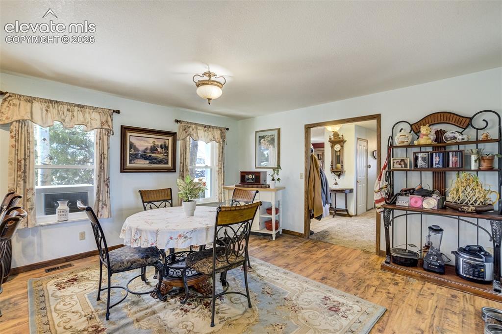Image 3 of 50: Large breakfast nook.