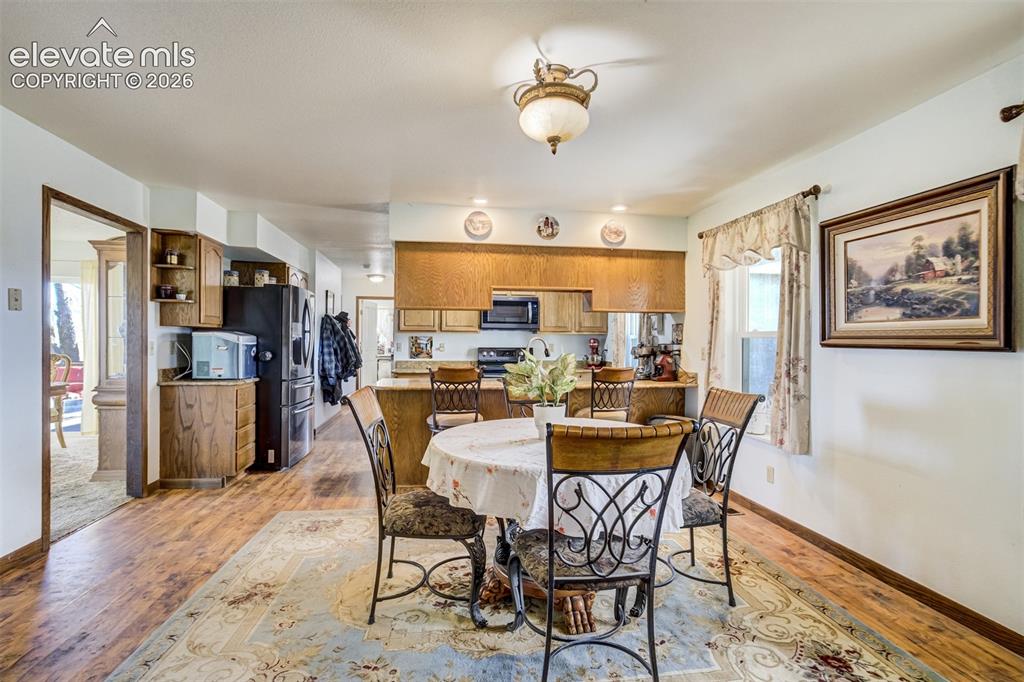 Image 5 of 50: Large breakfast nook.