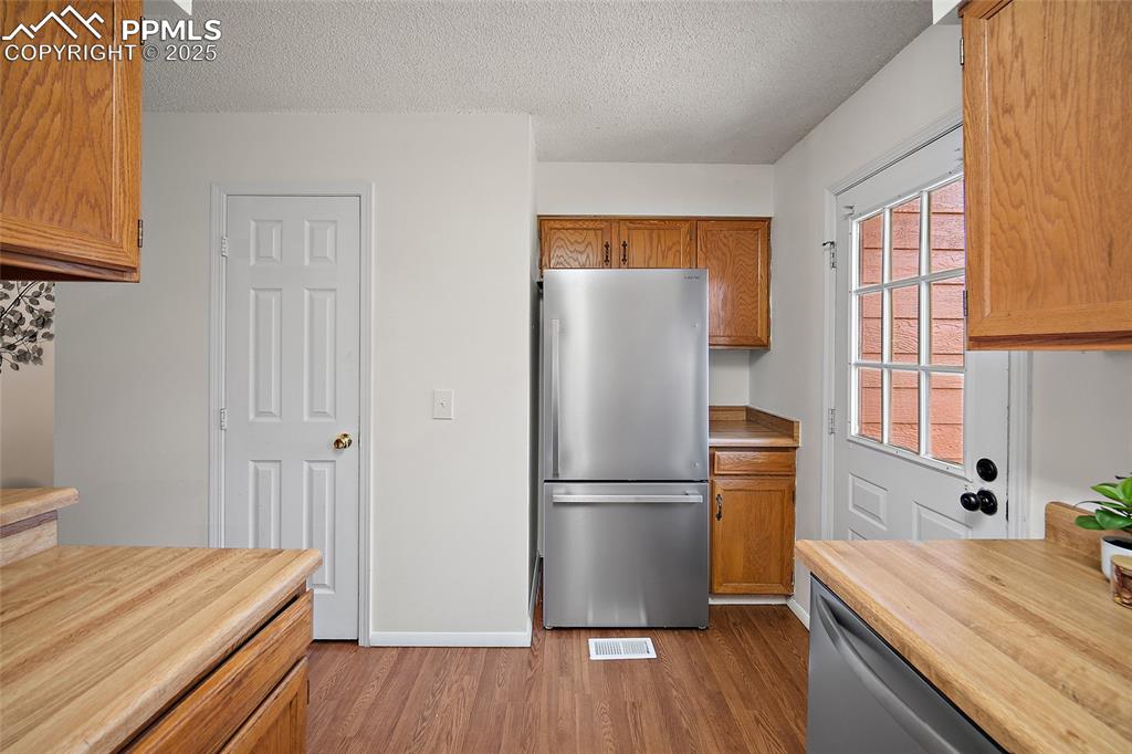 Image 10 of 28: Kitchen