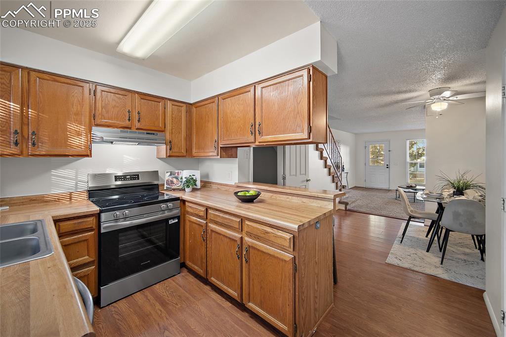 Image 11 of 28: Kitchen