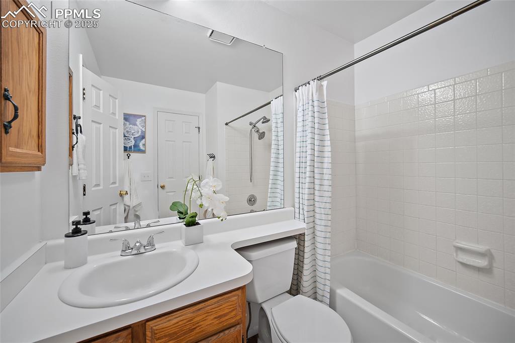 Image 15 of 28: Bathroom