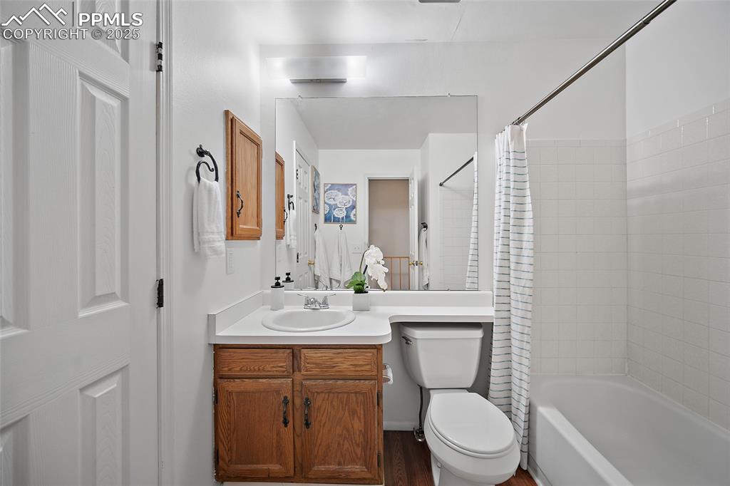 Image 16 of 28: Bathroom