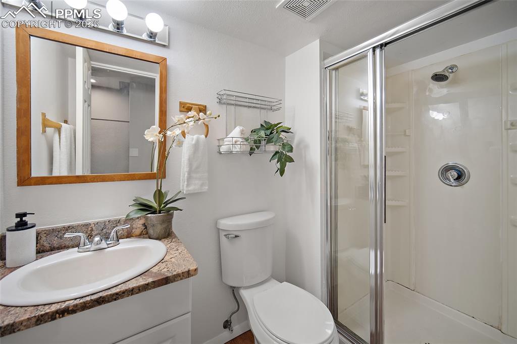 Image 17 of 28: Bathroom