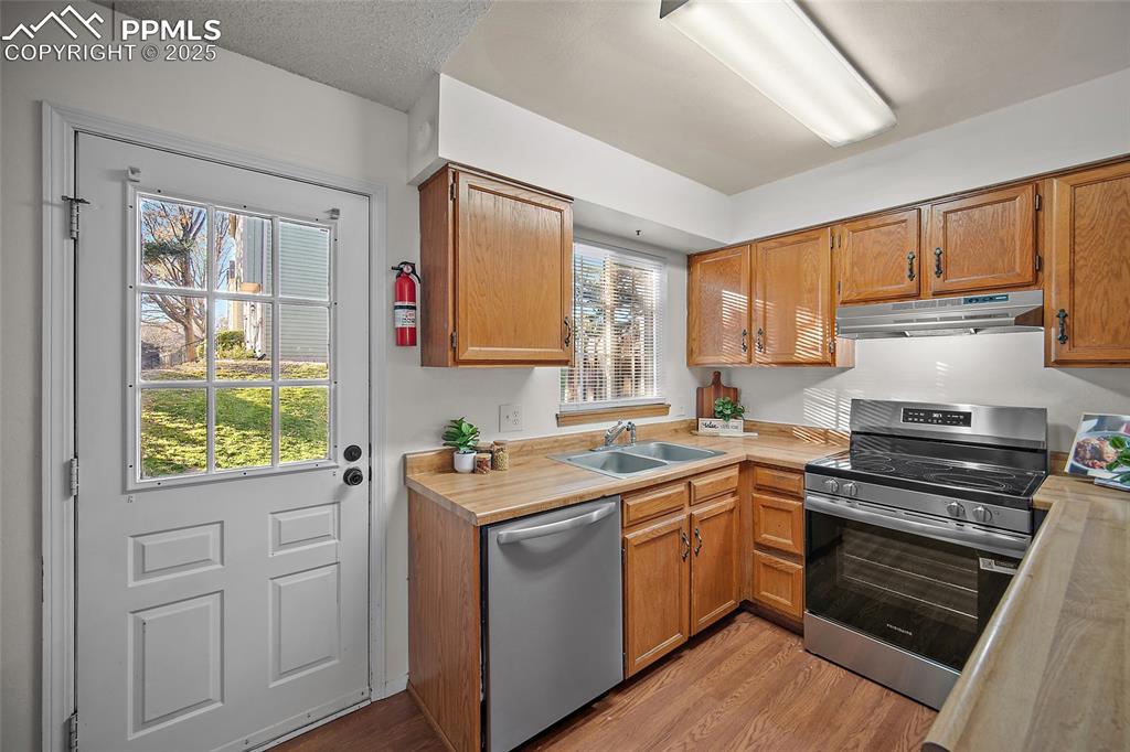 Image 7 of 28: Kitchen