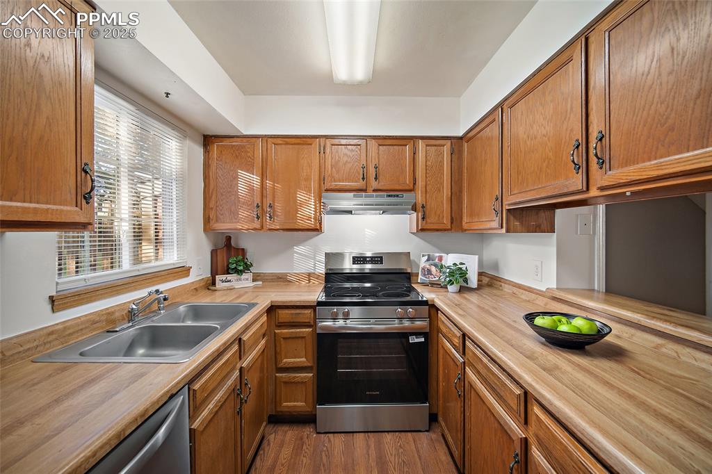 Image 8 of 28: Kitchen