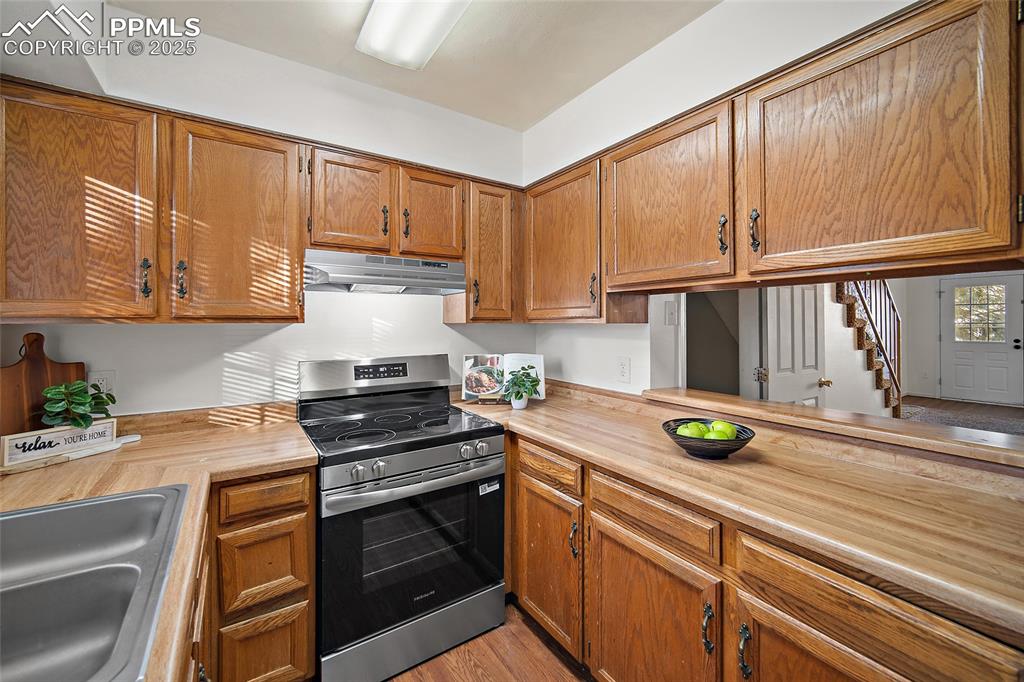 Image 9 of 28: Kitchen