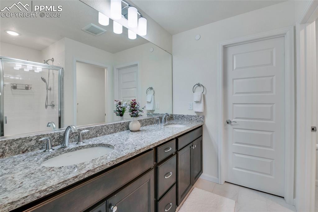 Image 16 of 30: Bathroom