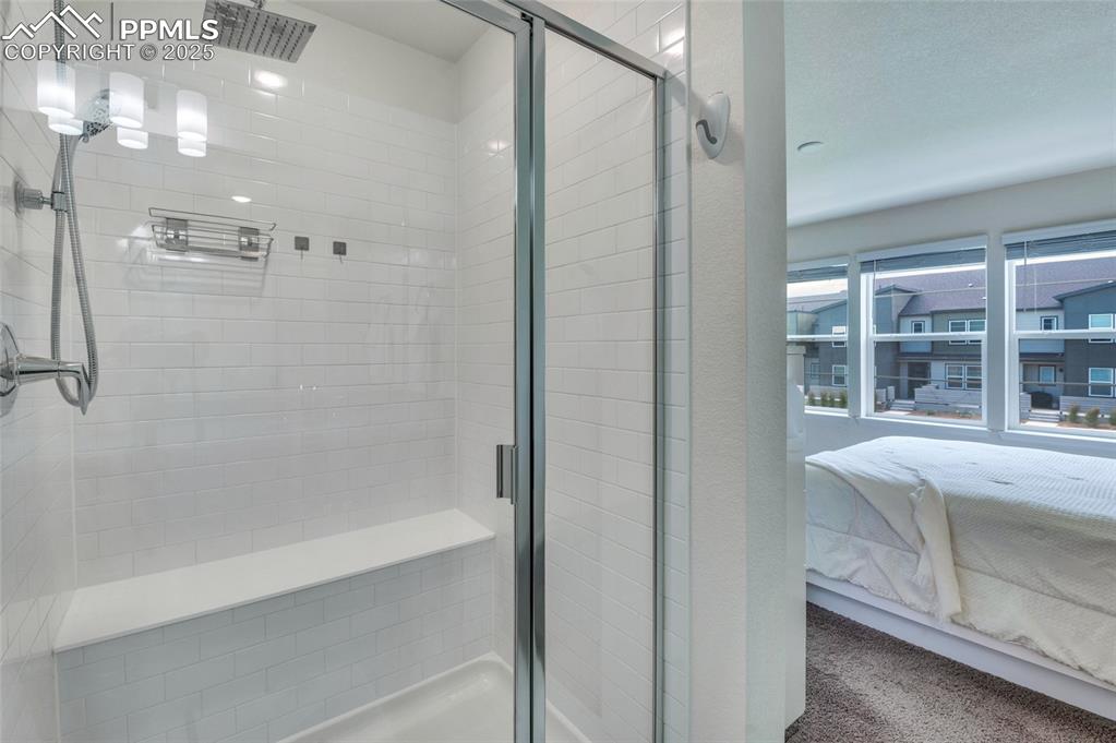 Image 17 of 30: Bathroom
